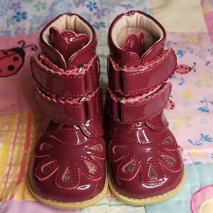 Livie & Luca Shiny Patent leather Kids Boots. Burgundy Floret. Size 4. EUC